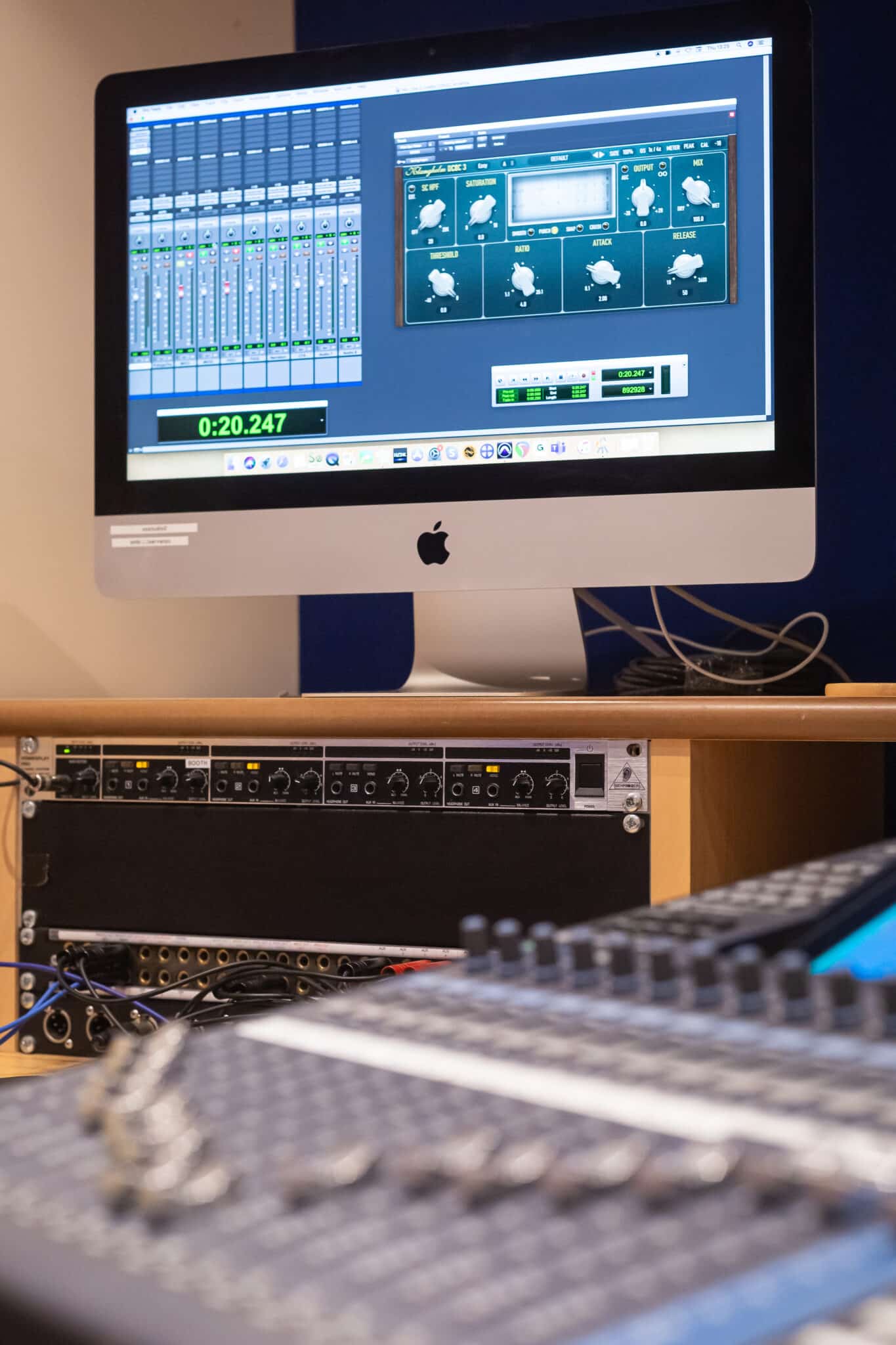 VoiceoversUK Award Winning Voiceovers Voice Over Recording Agency